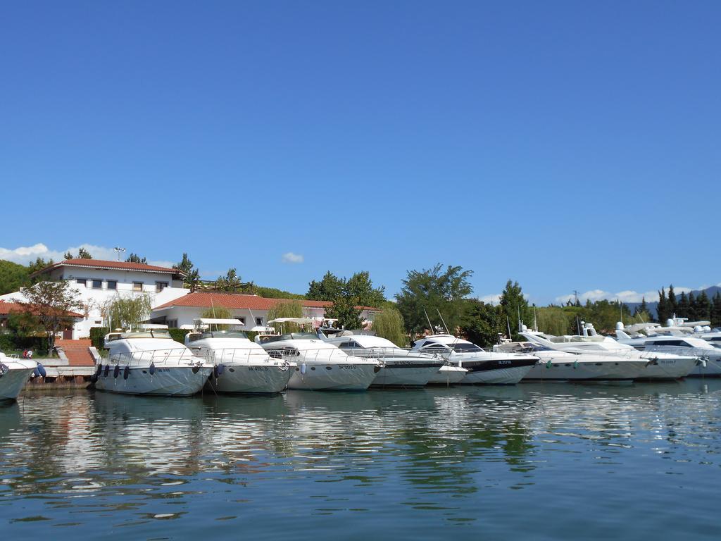 Iron Gate Marina3B Hotel Sarzana Ngoại thất bức ảnh