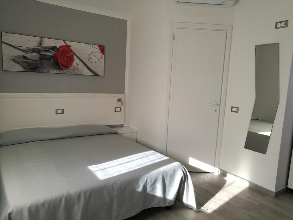 Iron Gate Marina3B Hotel Sarzana Ngoại thất bức ảnh